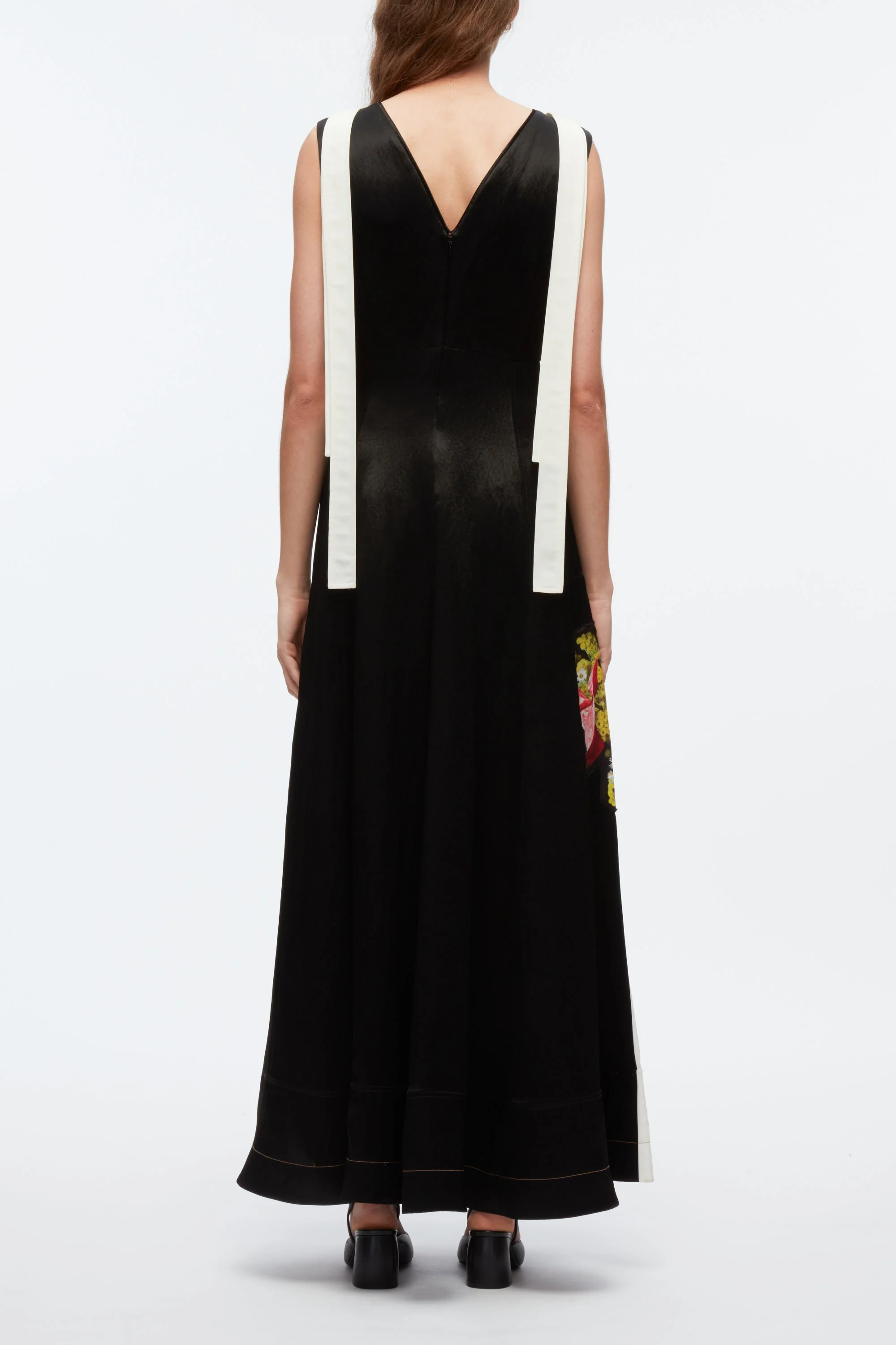 Floral Bouquet Appliqué Sleeveless Gown With Combo - Image 3