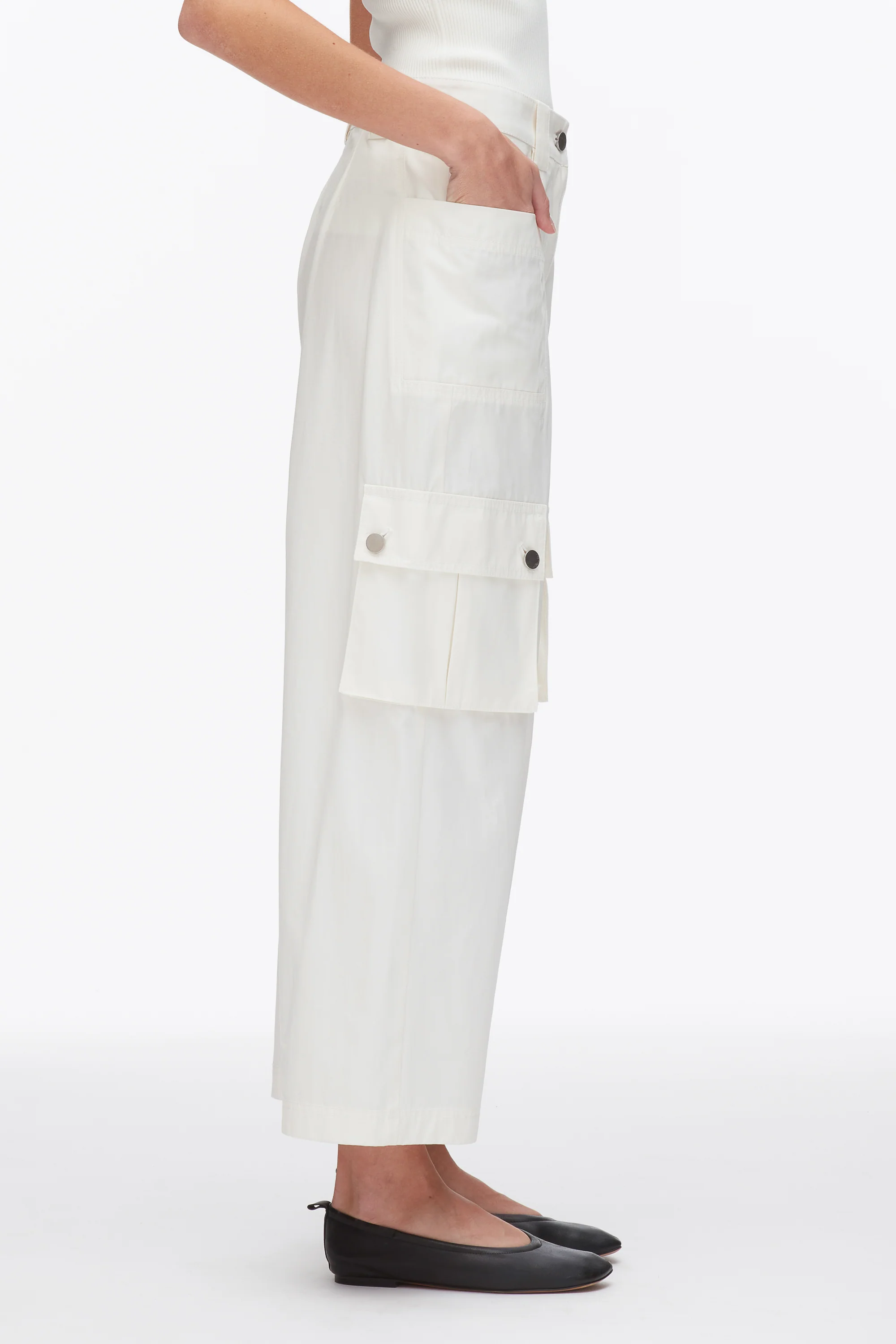 Two-Toned Cropped Cargo Pants - Image 12