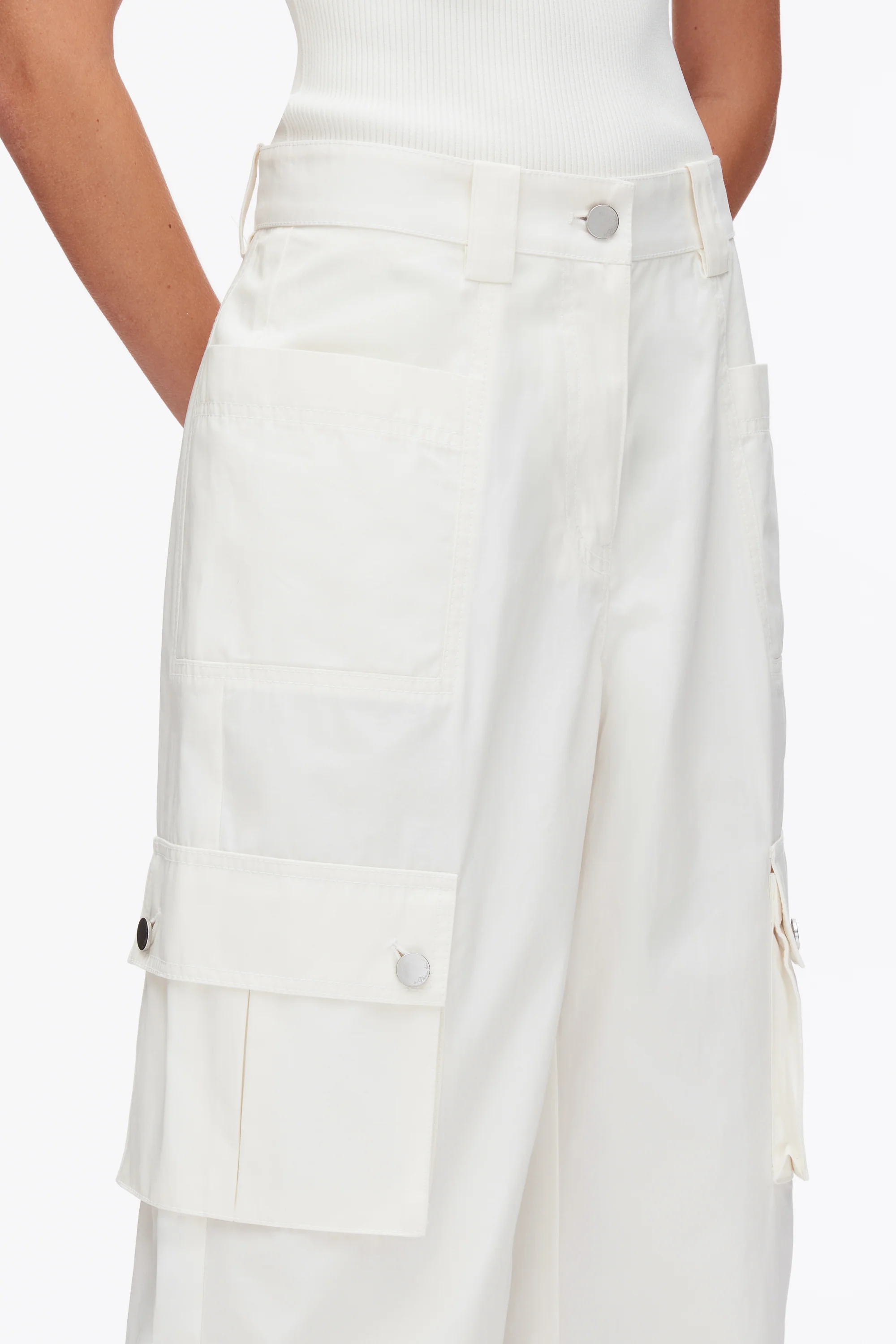 Two-Toned Cropped Cargo Pants - Image 14
