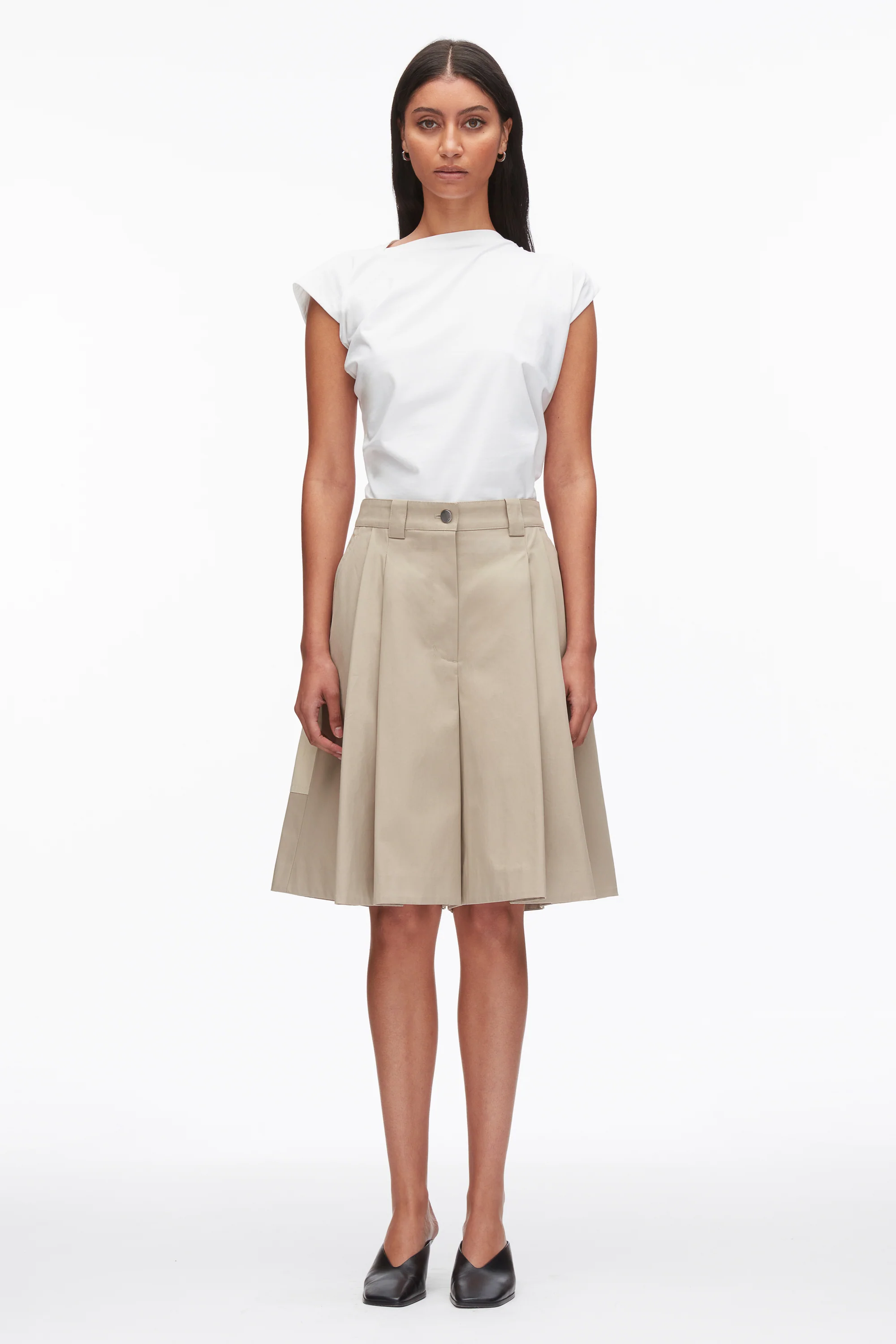 Two-Toned Wide Pleated Shorts - Image 2