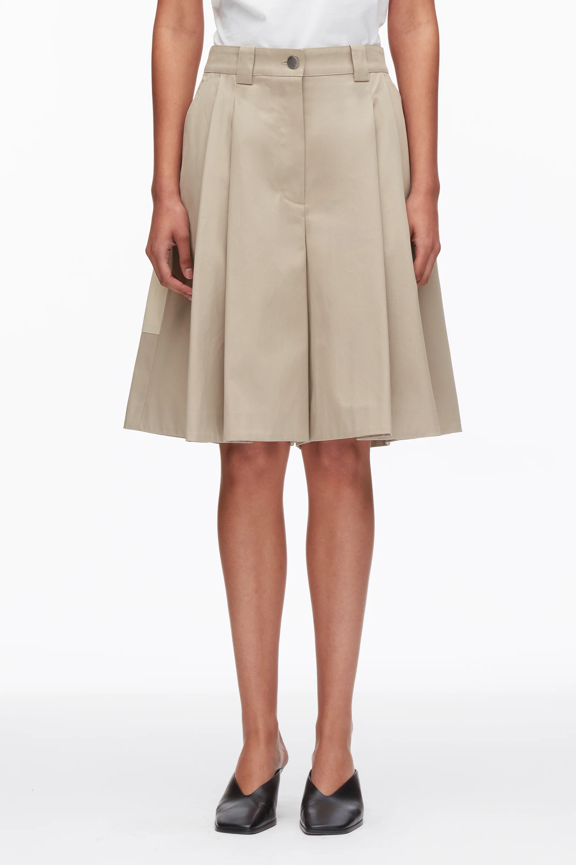 Two-Toned Wide Pleated Shorts - Image 3
