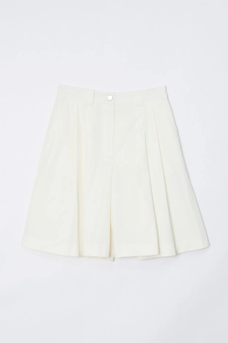 Two-Toned Wide Pleated Shorts - Image 9